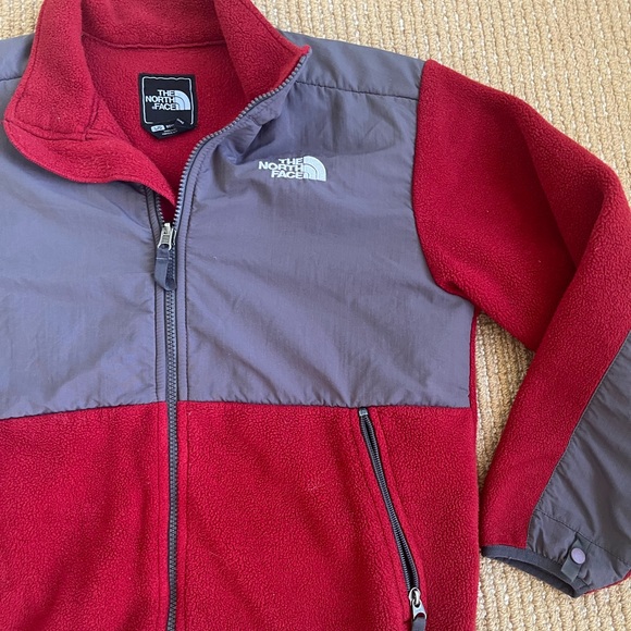 The North Face Boys Denali Full Zip Fleece Jacket in Red Gray Fleece Size Large - Picture 5 of 13